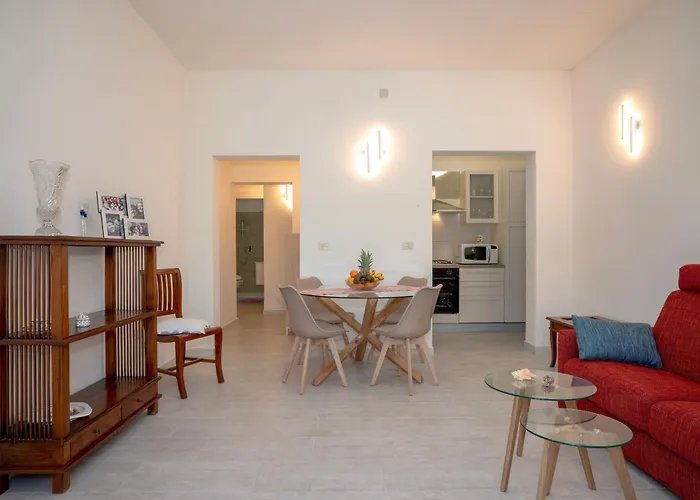 Angela House Ольбія